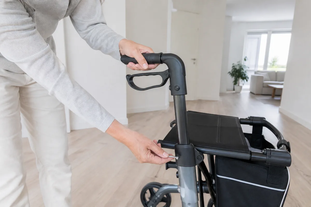 Réglage en hauteur d’une poignée de rollator à l’aide du bouton poussoir